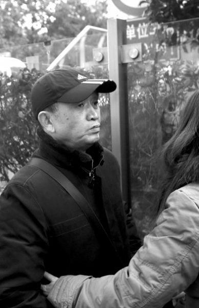 受害人黃洋的父親黃國強準備進入法院。