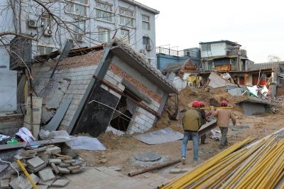 坍塌事故發(fā)生后，房屋傾倒在地面上。記者 徐曉帆/攝