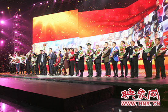 10位獲獎(jiǎng)?wù)吆?個(gè)愛心集體合影。