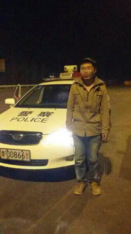 男子被父親拋棄后，在高速交警的幫助下才得以回家。