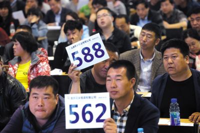 昨日，拍賣(mài)現(xiàn)場(chǎng)競(jìng)拍者舉牌競(jìng)拍。新京報(bào)記者