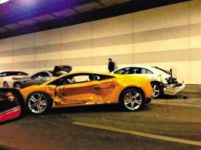 一目擊者出示照片，隧道內(nèi)，事發(fā)時(shí)還停著多輛車，其中一輛黃色豪車車門明顯內(nèi)凹，另一白色車車尾損毀嚴(yán)重。