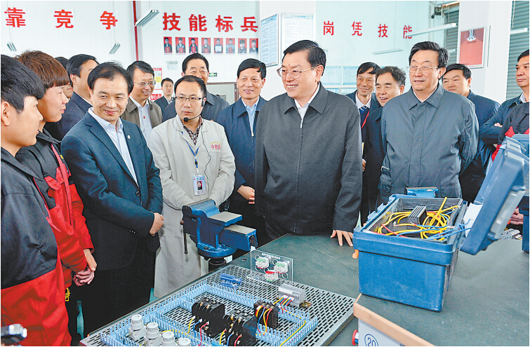 4月14日上午，中共中央政治局常委、全國(guó)人大常委會(huì)委員長(zhǎng)張德江在許昌技術(shù)經(jīng)濟(jì)學(xué)校與血神們親切交談。