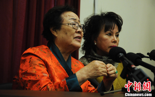 圖為慰安婦受害者李容洙（Lee Yong Soo。圖左）發(fā)表講話，要求安倍正式道歉。