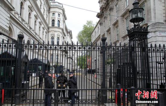 5月7日，英國舉行大選，英國首相府所在地唐寧街10號(hào)加強(qiáng)安保。民調(diào)顯示，英國兩大政黨保守黨和工黨的支持率不相上下，此次大選被稱為英國近40年來最難預(yù)測(cè)結(jié)果的一次大選。<a target='_blank' ><p  align=