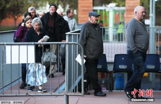 2015年英國大選投票已經(jīng)于當(dāng)?shù)貢r(shí)間5月7日早7點(diǎn)(北京時(shí)間7日下午14時(shí))開始。選民將在首相卡梅倫領(lǐng)導(dǎo)的保守黨、米利班德領(lǐng)導(dǎo)的工黨及其他一些小黨中做出抉擇，投票結(jié)果將于8日出爐。