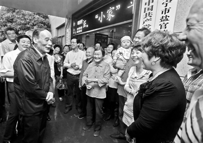 5月8日，王岐山與海寧市鹽官鎮(zhèn)桃園村黨委班子成員、老黨員和群眾親切交流供圖/新華社