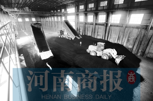 大量煤炭運往南區(qū)供熱站，為今冬供暖做準(zhǔn)備 河南商報記者 鄧萬里/攝
