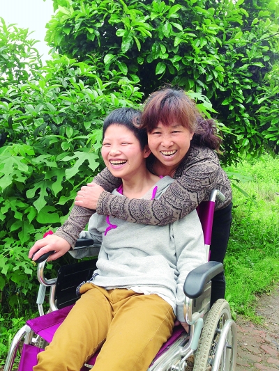 黃揚(yáng)和母親許秀梅在陽(yáng)光下好開心。(黃珊攝) 黃揚(yáng)和母親許秀梅在陽(yáng)光下好開心。(黃珊攝)