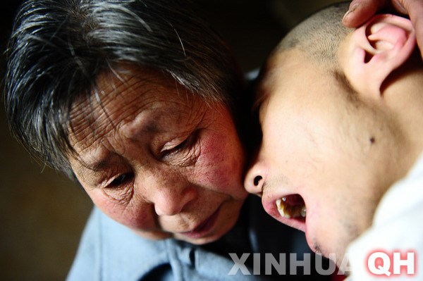 3月29日，母親邵秀景（左）同楊林在一起。