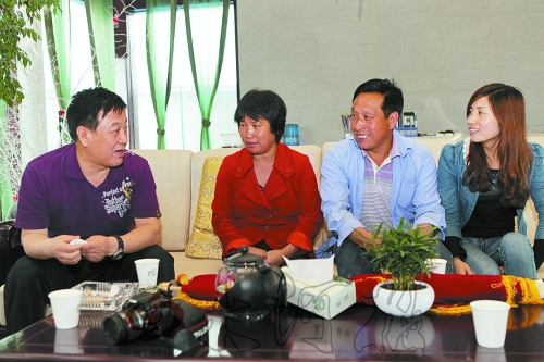 網(wǎng)友“奇石頑童”與牛松玲、郭新成夫婦