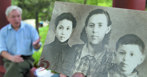 　前晚，花甲老人黎遠(yuǎn)康特意給遠(yuǎn)在哈薩克斯坦的老媽送上了母親節(jié)祝福