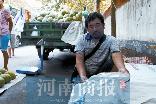 錢包就裝在這個(gè)編織袋里，枕在老陳頭下，沒想到還是被偷走了 實(shí)習(xí)生 唐韜/攝