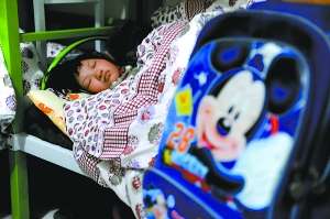 一名兒童昨晚在蘭考縣臨時救助站的房間入睡。新華社發(fā)