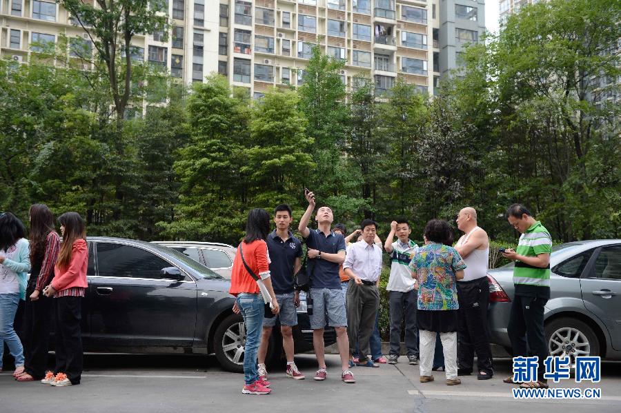 四川雅安發(fā)生7.0級地震 成都居民樓下避震