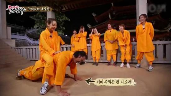 陸重烷接受懲罰做俯臥撐，女星具荷拉坐其背上。