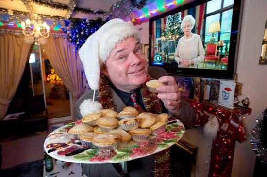 病態(tài)!英男子連續(xù)22年每日過(guò)圣誕耗資2千萬(wàn)元