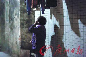 女姐在講述自己老伴幾年前在保姆的“照料”下去世的經(jīng)歷，神色悲傷。廣州日報(bào)記者陳憂子