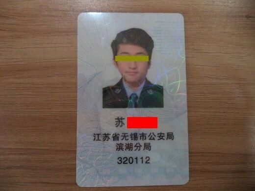 男子制作假經(jīng)查證在酒吧執(zhí)法。