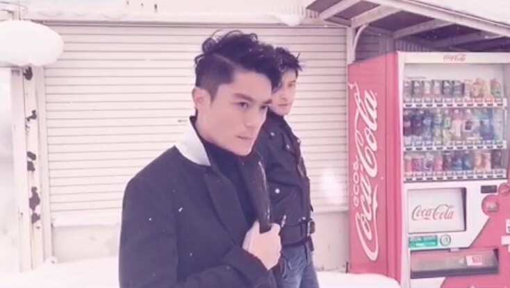 胡歌和霍建華為雜志拍攝了一組封面照，二人穿著同款風(fēng)衣，在白雪中端著咖啡，恩愛“虐狗”