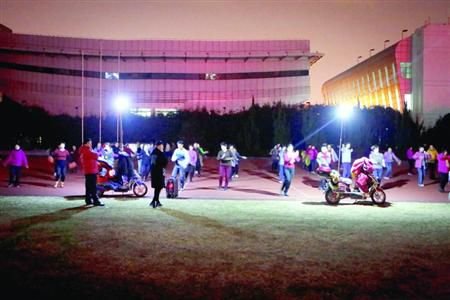 昨晚，松江體育場秩序井然，兩隊(duì)廣場舞被有序地分散在了不同區(qū)域。