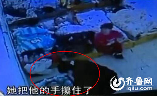 孩子午睡時(shí)候睜眼，老師攥住孩子的手，打臉。