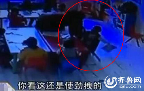 孩子上課時(shí)被老師拖拽。（紅圈中拿書(shū)者系孩子）