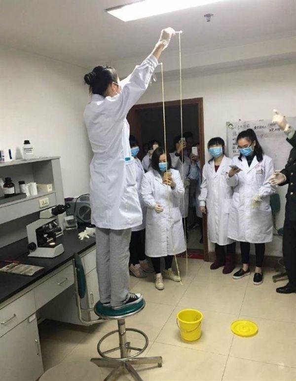 愛(ài)吃生肉惹的禍！男子體內(nèi)取出5米長(zhǎng)寄生蟲(chóng)(圖)