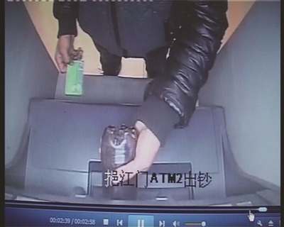 男子將可樂倒進(jìn)取款機(jī)。