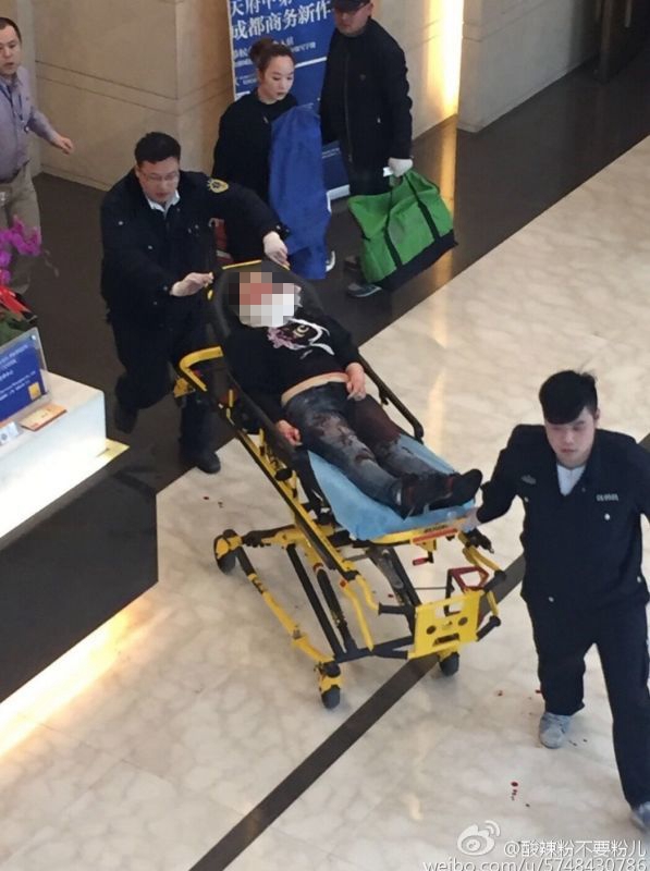 圖說：一名被砍女子被送往醫(yī)院。網(wǎng)友圖