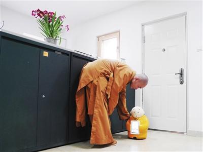 這個(gè)呆萌的機(jī)器僧要火:穿僧袍會(huì)佛法能開(kāi)玩笑 這個(gè)呆萌的機(jī)器僧要火:穿僧袍會(huì)佛法能開(kāi)玩笑