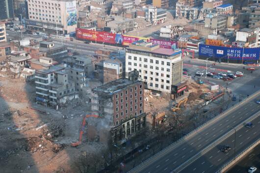 在“拆遷獎勵”等一系列政策的激勵下，親賢社區(qū)的改造步伐明顯加快。2015年12月初，親賢社區(qū)簽訂拆遷協議 374份，簽約率達90%，西北片區(qū)實現了拆遷大突破。(拍攝：2015年12月20日)