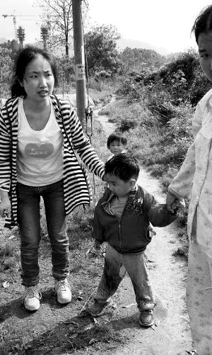 獲救小孩及其母親段曉霞。
