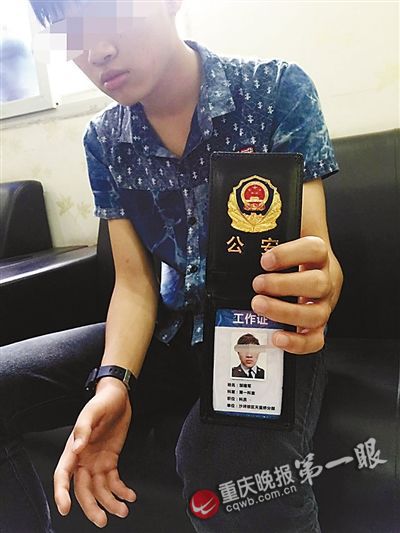 朋友圈中沒(méi)地位 買(mǎi)假警服警證撐門(mén)面