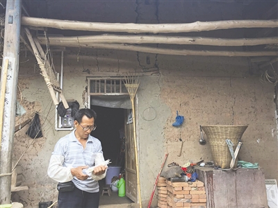 徐某父親說起兒子偷渡的事情，有些難以開口。