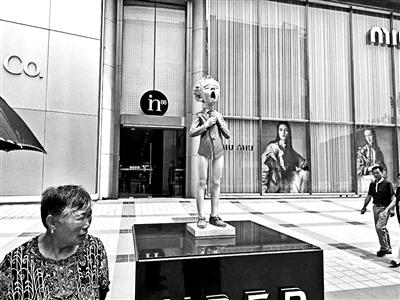 王府井in88購物中心西側，“小男孩”下半身衣不遮體