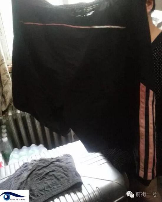 李律師所穿褲子也沾染血跡。