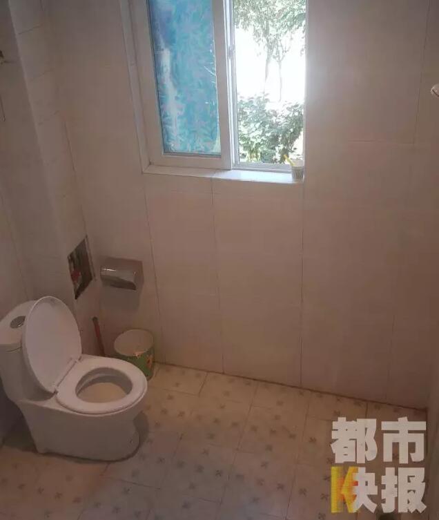 西安市戶縣草堂鎮(zhèn)的李家?guī)r村，有多戶人家經(jīng)營著農(nóng)家樂，但昨晚發(fā)生的這件事情打破了這里的寧靜。村民：“縣上的、鎮(zhèn)上的警察，還有村干部好多人在那兒，說是女的在衛(wèi)生間生產(chǎn)，把娃從窗子扔下來。”農(nóng)家樂員工：“(聽說)直接從二樓扔下來了，呀，太殘忍了?！弊蛲淼氖?，很多人今早才聽說，震驚之余更感到惋惜。記者今天在高冠西五巷口找到了大家所說的農(nóng)家樂，一夜過去了，作為和那名女顧客有過交集的老板娘，心情仍然很沉重。