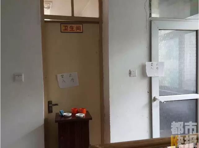 當(dāng)馮女士走出大門，繞到院子的側(cè)面時，衛(wèi)生間窗戶下方草叢中的一幕，讓她驚出了一身冷汗。農(nóng)家樂老板娘馮女士：“就是孩子，旁邊帶著胎盤?！弊蛲硎稽c半事發(fā)后，馮女士報了警，很不幸，男嬰已經(jīng)死亡。涉及的兩個房間，暫時被封鎖，里面已經(jīng)清理干凈。隨后記者也從轄區(qū)草堂派出所了解到，這兩男一女三人是朋友關(guān)系，女子的年齡大概是二十二三歲。該女子事發(fā)后被送往醫(yī)院，同行的兩名男子當(dāng)時被警方帶去派出所接受了筆錄調(diào)查后，已經(jīng)離開了派出所。