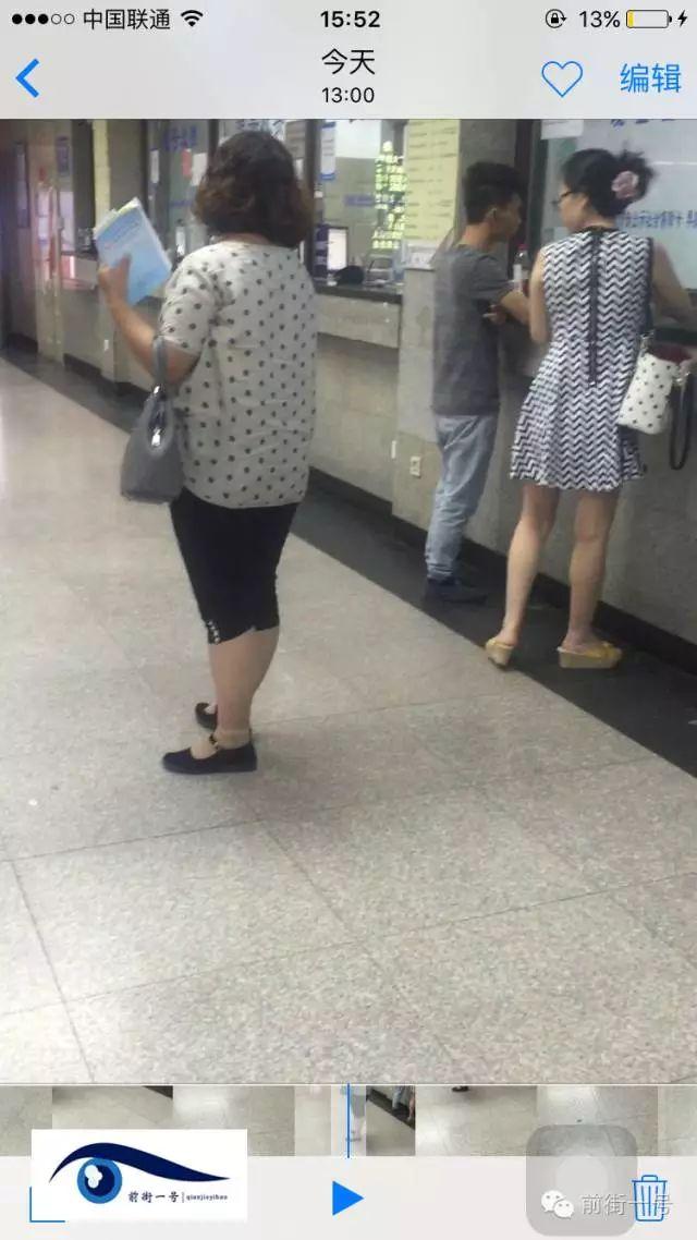 該女子在大廳內(nèi)徘徊發(fā)現(xiàn)女患者便主動(dòng)上前搭訕。