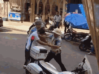 嫌疑男子涉嫌無證駕駛摩托車，且車輛違規(guī)加裝遮陽傘并在行駛時不戴安全頭盔，辱罵毆打執(zhí)法交警。 本文圖片均來自 廣西梧州在線警務(wù)