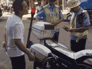 廣西梧州一男子騎車違法加裝遮陽傘，辱罵腳踹執(zhí)法交警被拘