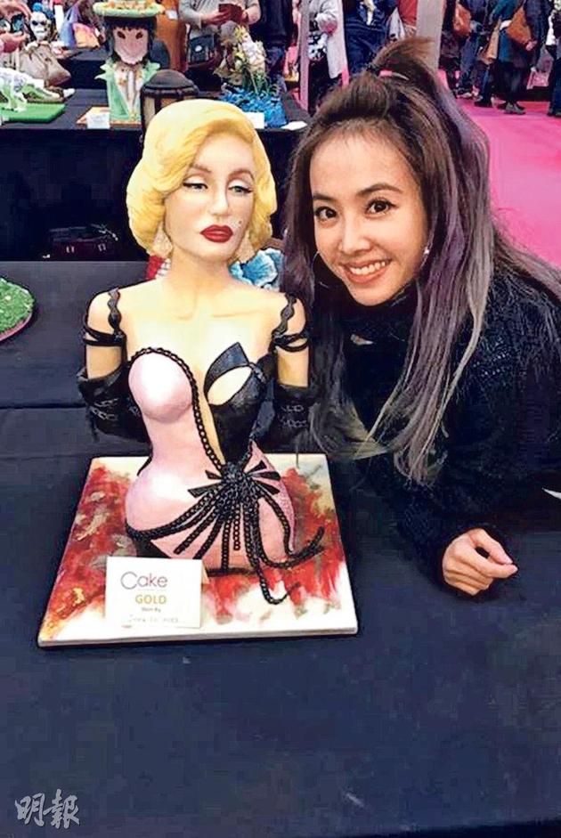 蔡依林讓大家欣賞她的得意之作瑪麗蓮夢露翻糖蛋糕。