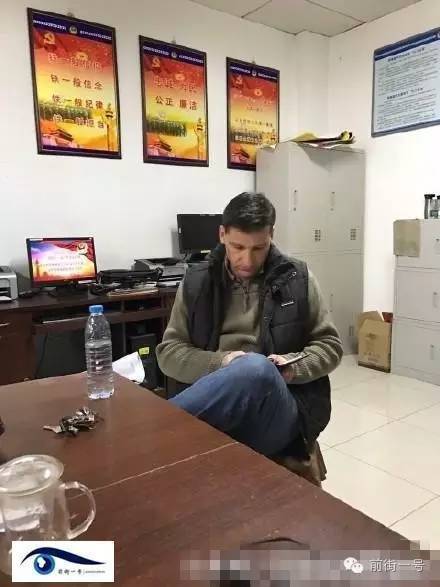 該外籍男子在派出所接受詢問。（網(wǎng)友供圖）