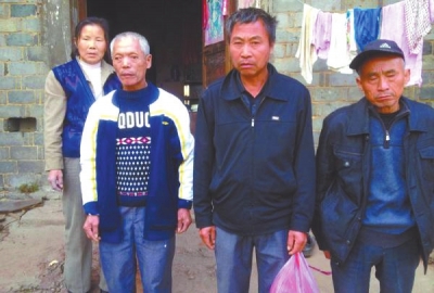 已被判死緩、在獄中服刑的4個村民的家人一直在為兒子喊冤。圖片來自網(wǎng)絡(luò)