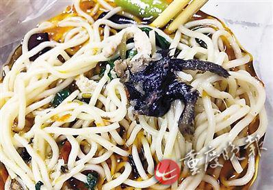 照片顯示，酸菜肉絲面有疑似老鼠腿物體。(圖片來(lái)自網(wǎng)絡(luò))
