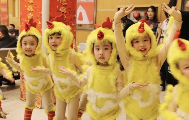 央視春晚開場 歡樂頌“五美”搭檔TFBOYS 央視春晚開場 歡樂頌“五美”搭檔TFBOYS