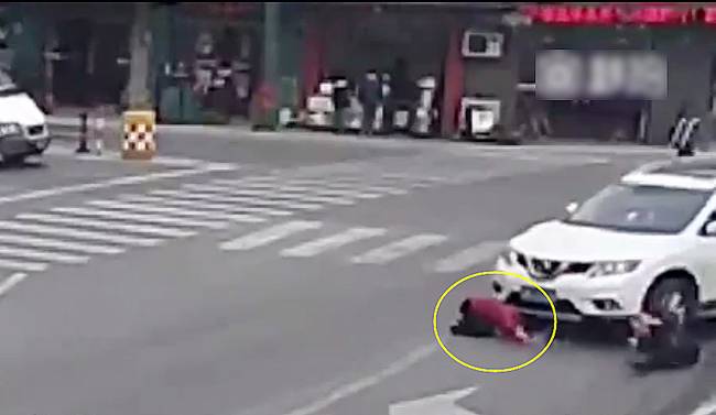 圖為小姑娘被卷進(jìn)車(chē)輪下瞬間。