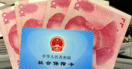 從今年1月1日開始，原有的失業(yè)保險費率是1.5%的有22個省份，包括新疆生產(chǎn)建設兵團，可以在確保失業(yè)保險金按時足額發(fā)放、穩(wěn)崗補貼順利實施的基礎上，可以降低0.5個百分點。個人的費率不超過單位的費率。