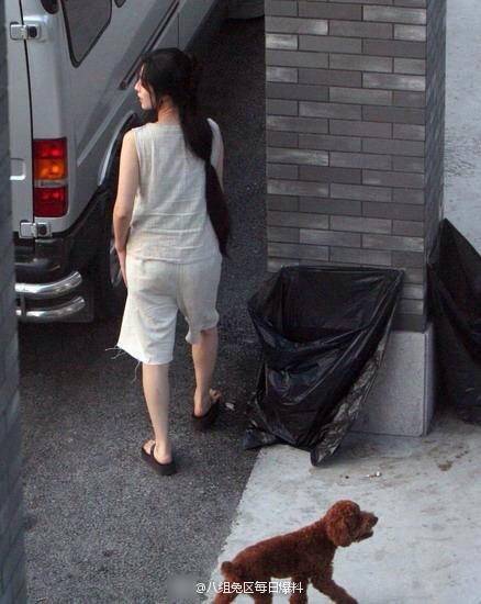 范冰冰穿睡衣遛狗 被指披個(gè)"麻袋"也很美 范冰冰穿睡衣遛狗 被指披個(gè)"麻袋"也很美